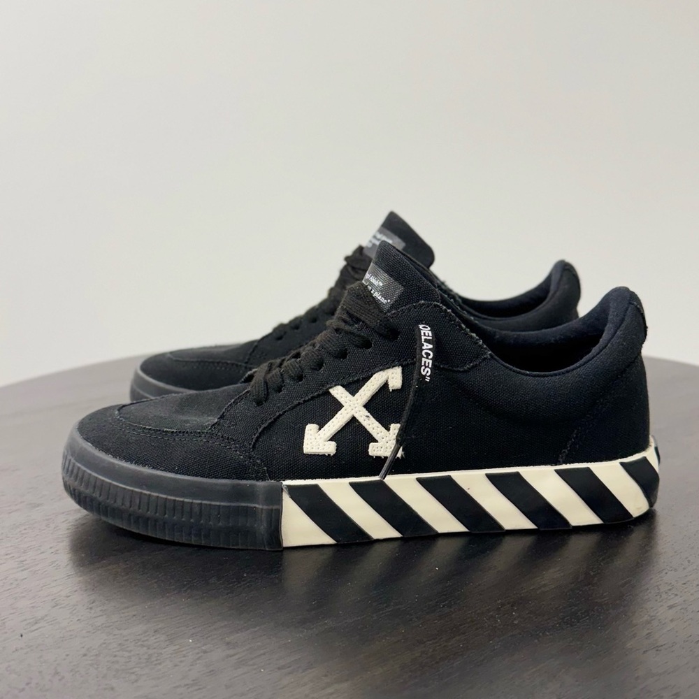 Men’s Off-White Black and White Arrow Sneakers